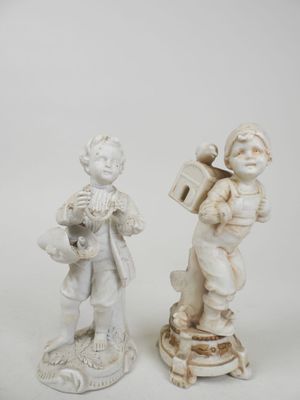 Deux sujets en biscuits figurant un jeune oiseleur et un enf…