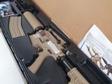 une boîte ouverte contenant un fusil, posée sur une table
