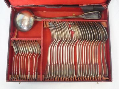 une boîte rouge contenant de l'argenterie sur une surface blanche