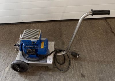 une petite machine posée sur le sol