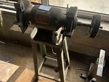 une machine posée sur une table devant une fenêtre