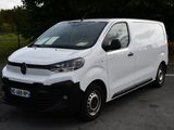 la photo d'une camionnette blanche garée sur un parking