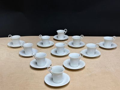 un grand nombre de tasses et de soucoupes sur une table