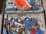 une œuvre d'art posée sur une table