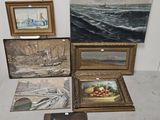 de nombreux tableaux exposés sur une table dans une pièce