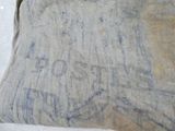 un oreiller qui a été laissé par terre
