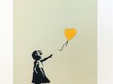 un tableau représentant une petite fille tenant un ballon jaune à la main