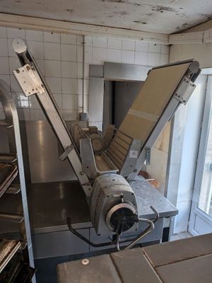 une image représentant un appareil en fonctionnement dans une cuisine
