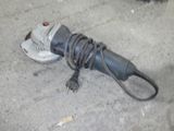un appareil filaire posé par terre