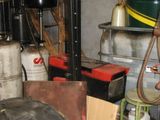 une photo d'un homme travaillant dans un garage