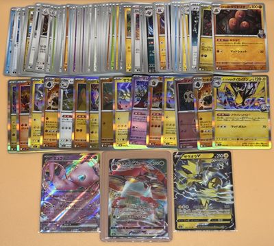 beaucoup de cartes pokemon sur la table