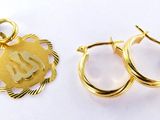 une paire de boucles d'oreilles créoles plaquées or, ornées d'initiales
