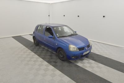 une voiture bleue garée dans un garage