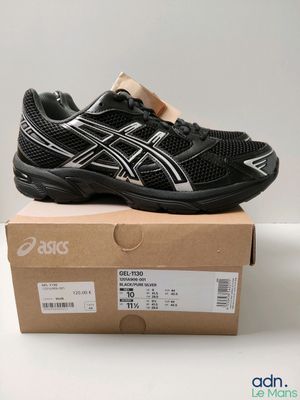 une chaussure noire et blanche posée sur une boîte