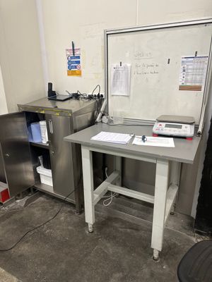 une photo d'un laboratoire avec un tableau blanc accroché au mur