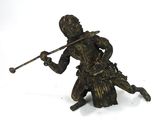 figurine en bronze représentant un homme tenant un bâton et une canne