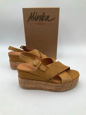 une paire de sandales à talons compensés pour femme, en daim beige, avec des semelles en liège
