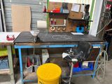 un établi sur lequel se trouve un seau jaune, dans un garage