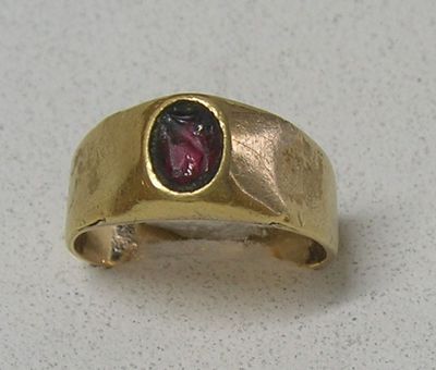 une image représentant une bague en or sertie d'une grenat