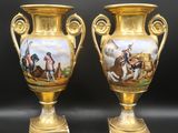 paire de vases en or ornés de scènes peintes représentant des soldats