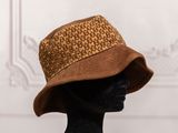 Le chapeau est marron et marron, avec un motif dessus.