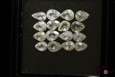 de très jolis diamants blancs sertis dans un cadre noir