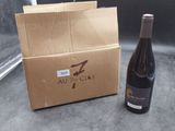 une bouteille de vin posée à côté d'une boîte marron