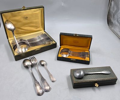 des couverts et de l'argenterie dans un coffret posé sur une table