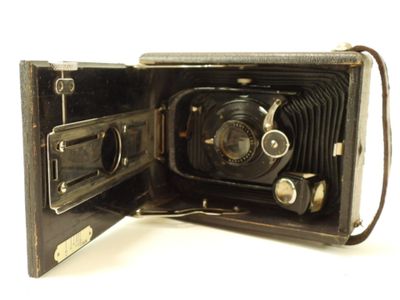 une vieille photo d'un vieil appareil photo dans son étui