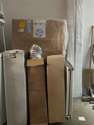 une pile de cartons posée sur un chariot au milieu d'une pièce