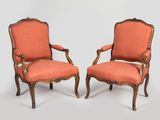 paire de fauteuils en bois sculpté de style Louis XV