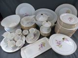 beaucoup d'assiettes, de tasses et de soucoupes sur la table