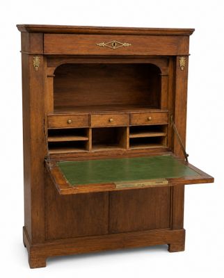 un vieux bureau en bois avec un plateau vert et des tiroirs