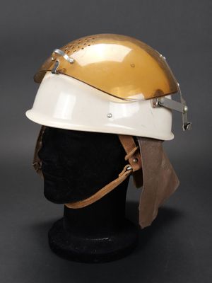 une image représentant un casque posé sur une tête de mannequin, elle-même posée sur une autre tête de mannequin