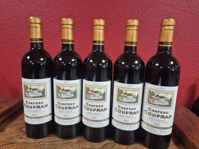 six bouteilles de vin sont alignées sur une table en bois