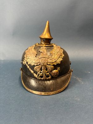 un casque orné d'un aigle sur fond bleu
