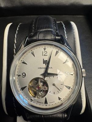 une montre posée sur une boîte