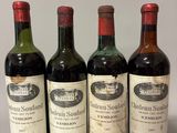 quatre bouteilles de vin sont alignées sur une table