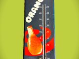 un thermomètre sur lequel figurent une orange et un thermomètre