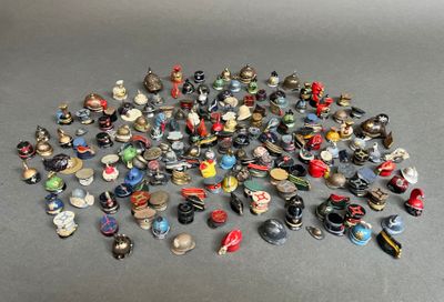il y a plein de boutons de toutes sortes sur la table