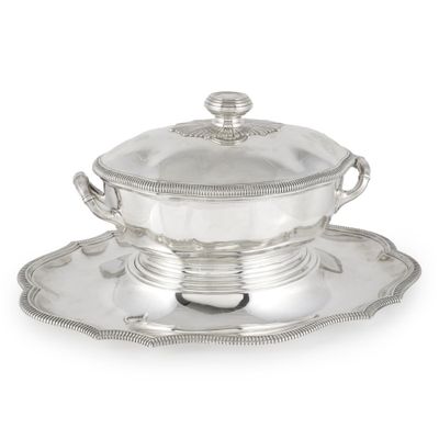 un service en argent ancien avec un couvercle et une soucoupe, présenté sur un plateau