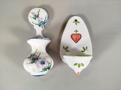 deux objets en poterie posés sur la table