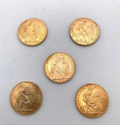 six souverains d'or de tailles et de formes différentes