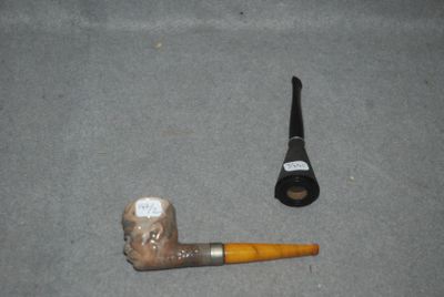 une pipe et un porte-pipe posés par terre