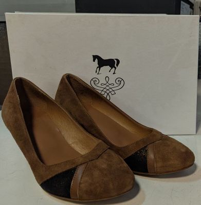 paire de chaussures en daim marron pour femme, avec des finitions noires