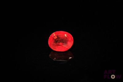 l'image d'une pomme rouge lumineuse posée sur une surface noire