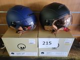 deux casques posés sur des cartons dans un magasin