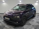 Un SUV Citroën dans un showroom au sol à damier