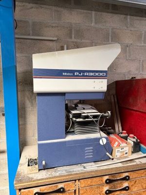 une machine posée sur une commode