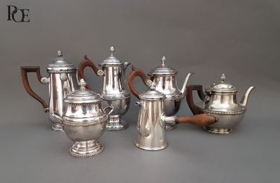 cinq théières en argent et deux théières en argent posées sur une table